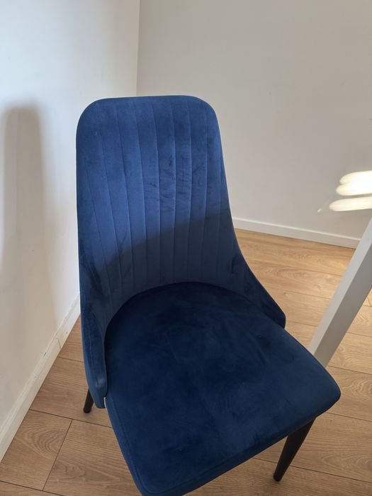 Stolik bialy rozkladany z 4 welurowymi krzesłami