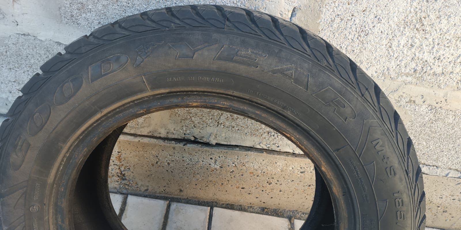 Продам зимнюю резину R 14/185/65 шипованная Goodyear