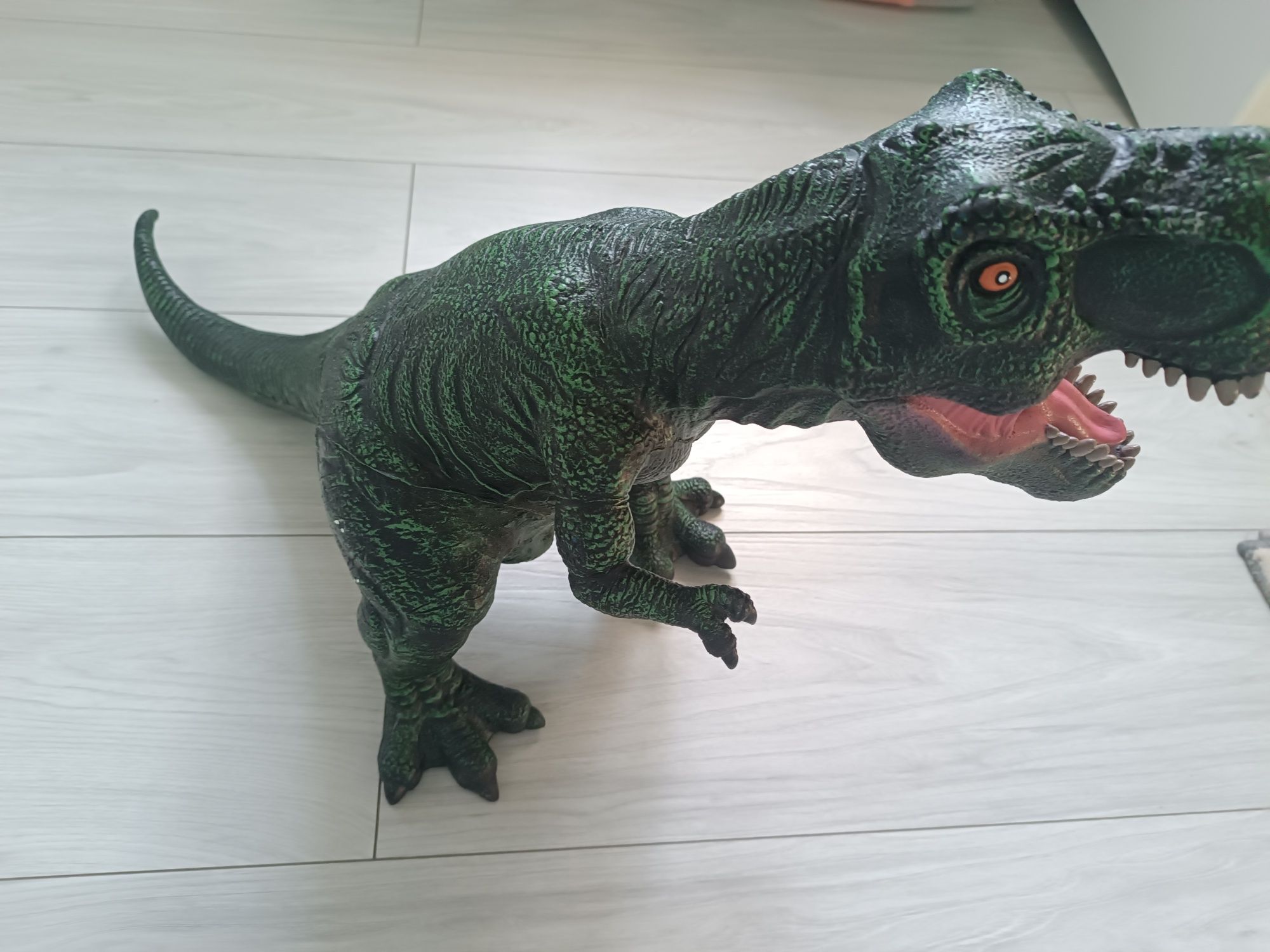 Mega duży ogromny dinozaur tirex