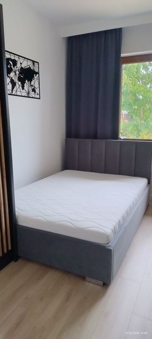 Łóżko tapicerowane szare  z materacem i stelażem 140x200