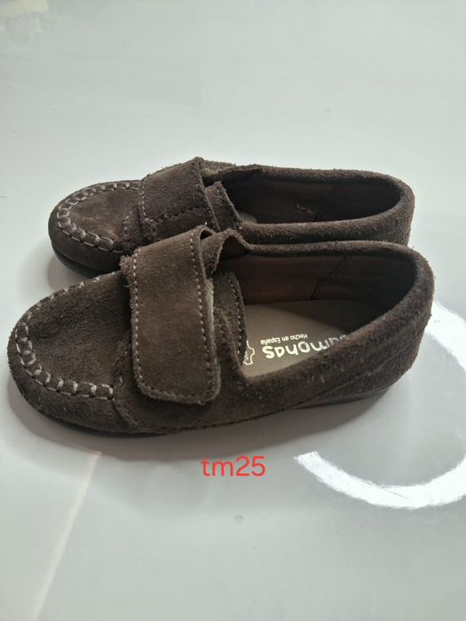 Varios modelos de calçado  de menino