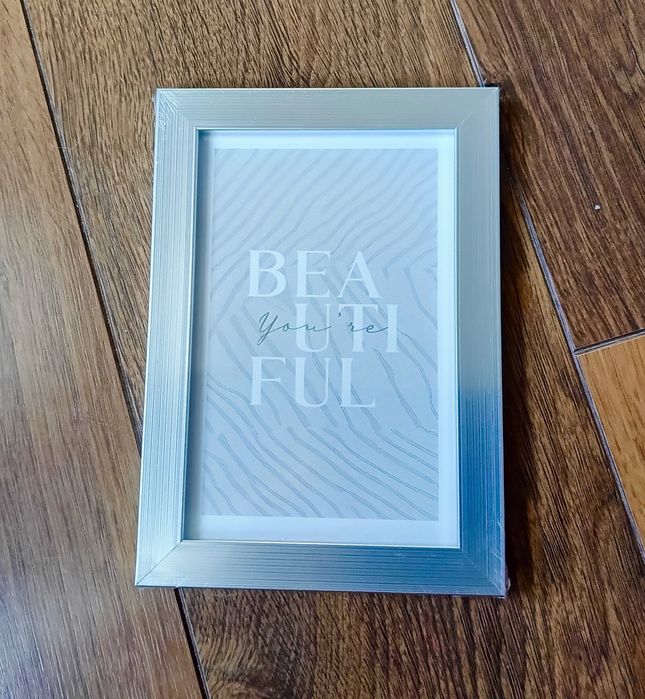 Śliczna nowa ramka do zdjęć w srebrnym kolorze