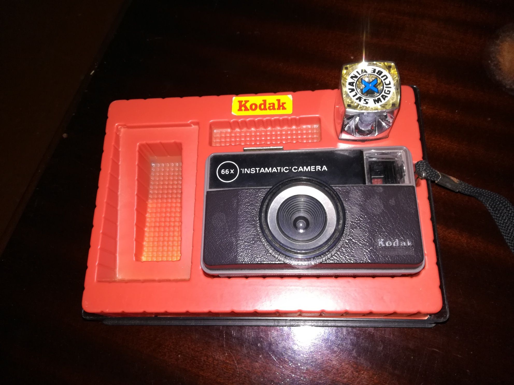 Máquinas fotográficas antigas Kodak e Canon