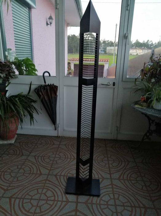 Coluna metálica para discos CD.