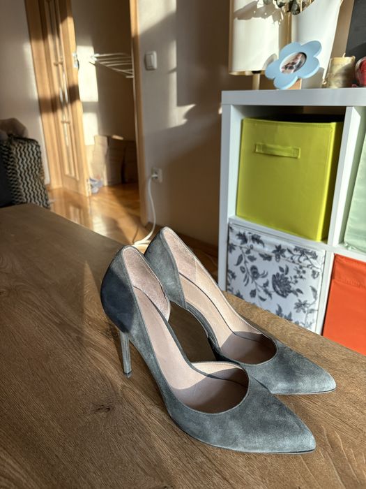 Замшеві сірі туфлі лодочки на високому каблуці