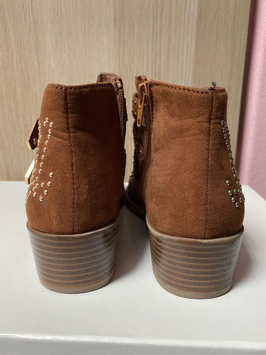 Botins camel / castanhos com fivelas douradas • 37