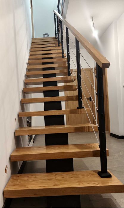 Schody wewnętrzne na konstrukcji metalowej - PRODUCENT