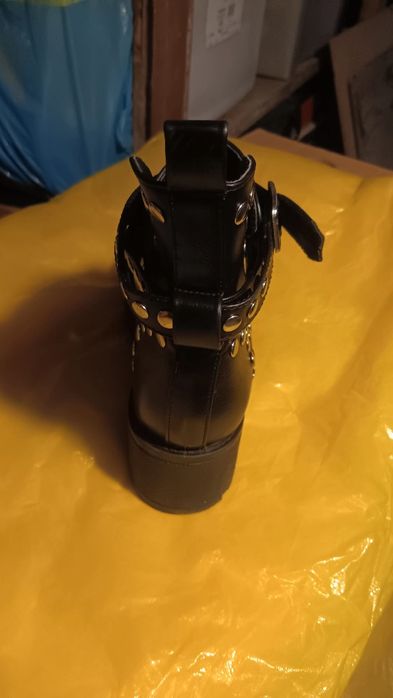 Botas pretas com tachas