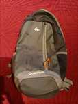 mochila quechua cinza