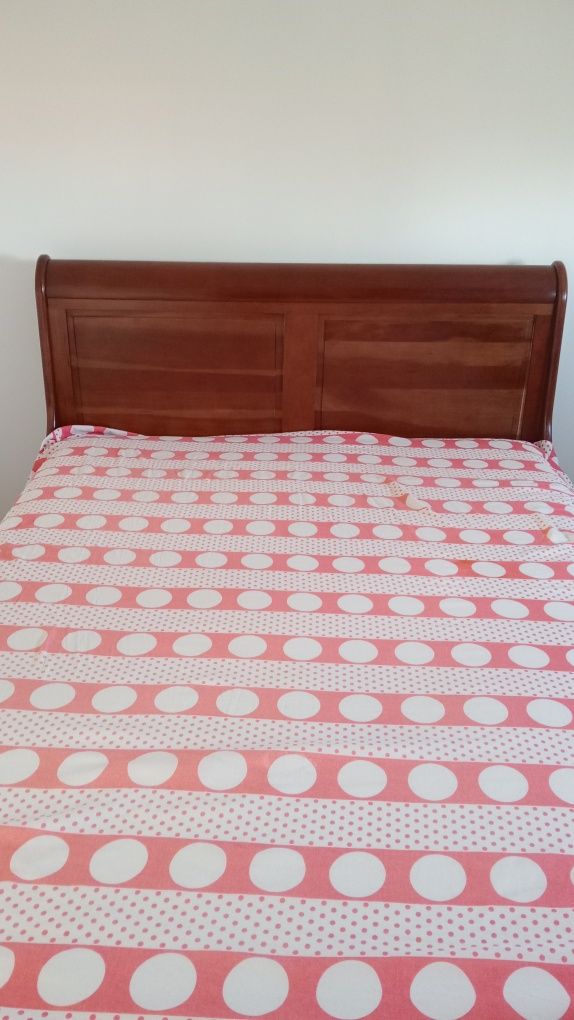 Vendo cama casal com colchão,pouco tempo de uso