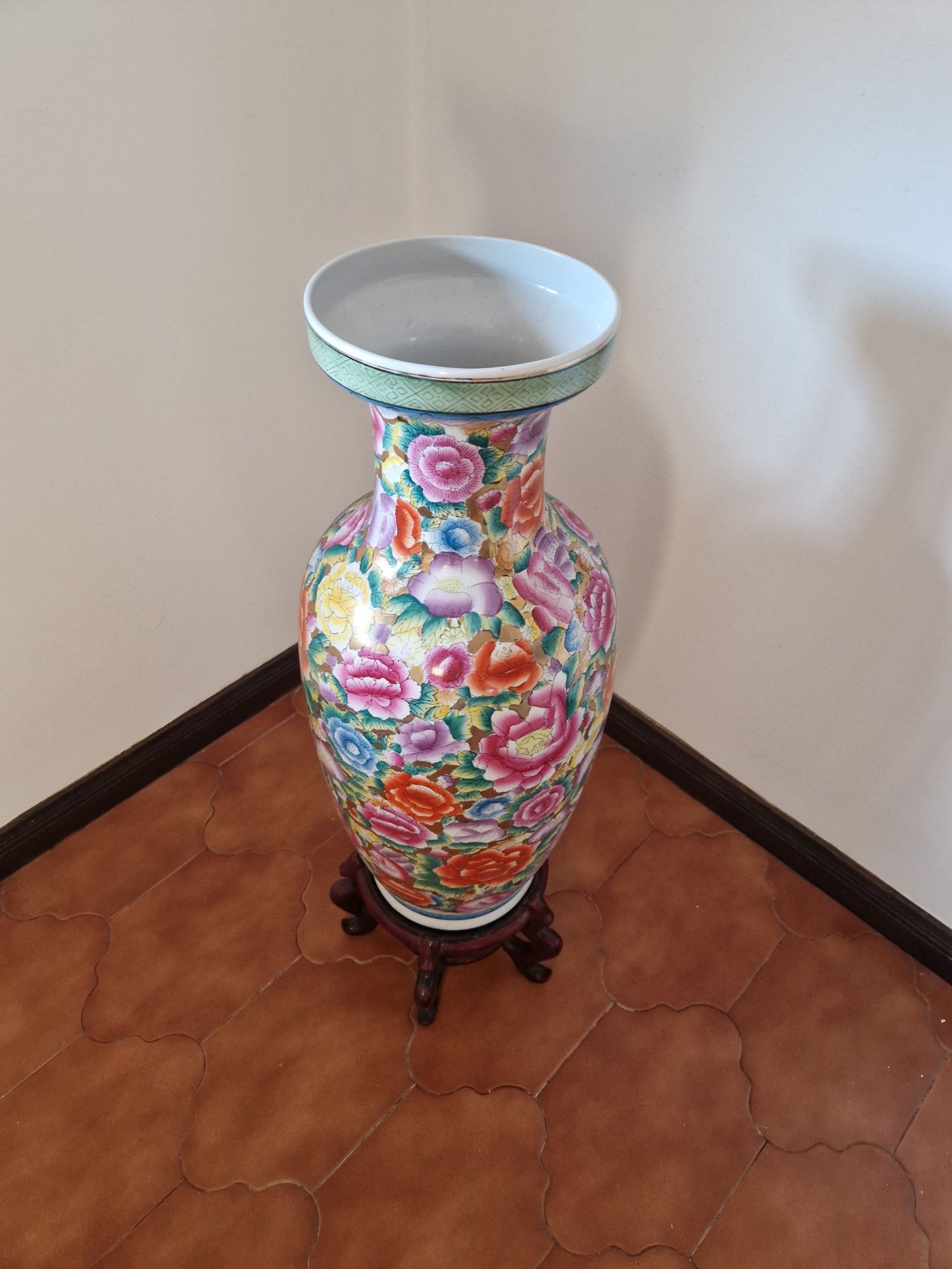 Jarrão com padrão floral de loiça