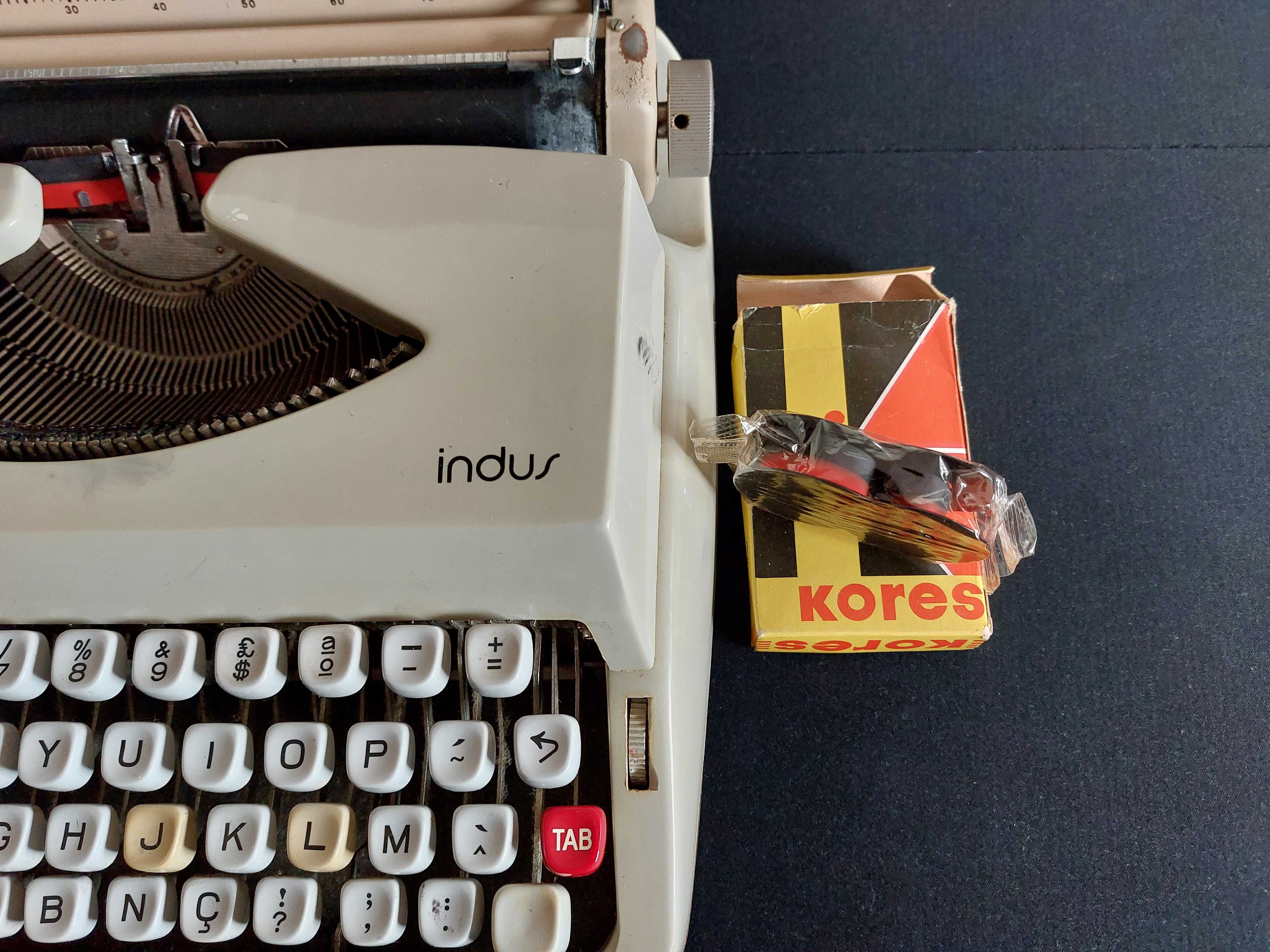 Maquina de Escrever "INDUS"