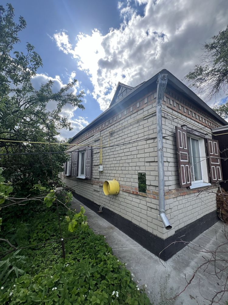 Жилой, кирпичный дом в городе