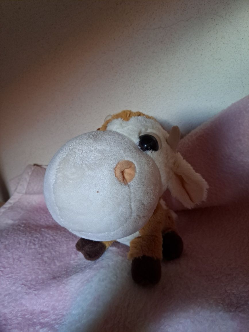 varios peluches,