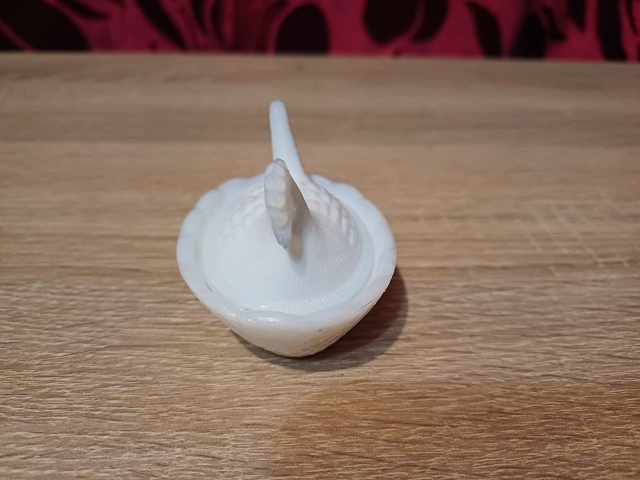 Mała szklana kura solniczka