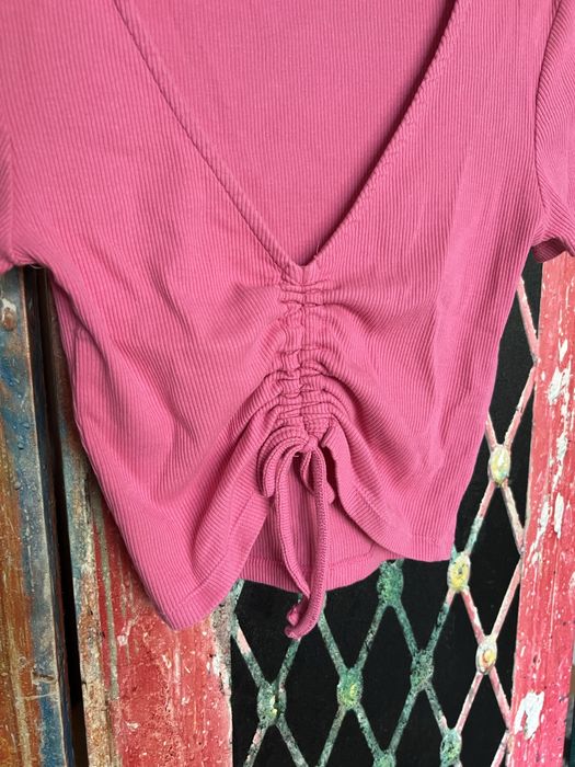 Różowy damski top na krótki rękaw z prążkowanego materiału Zara [S]