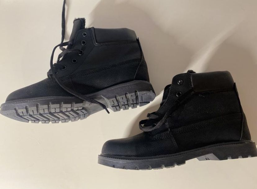 Зимние ботинки  мальчику  37 размер новые