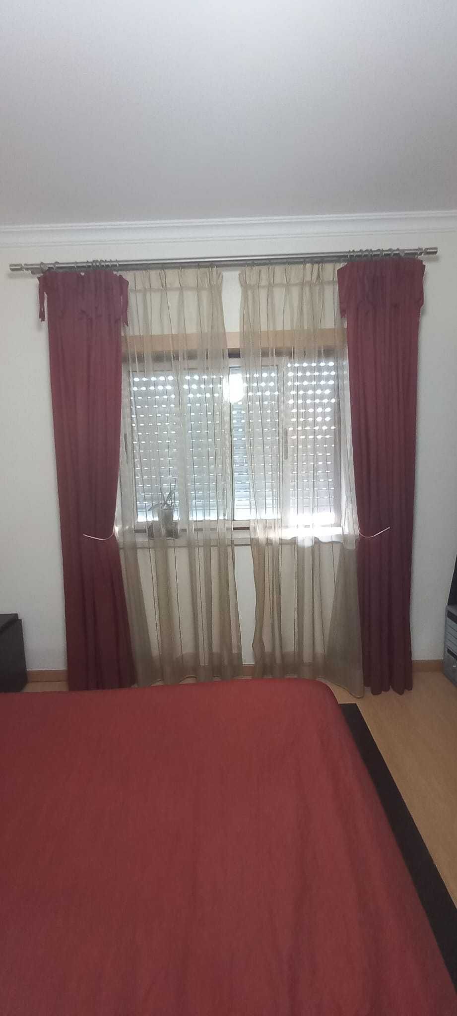 Conjunto de quarto, com cortinados, varão e colcha