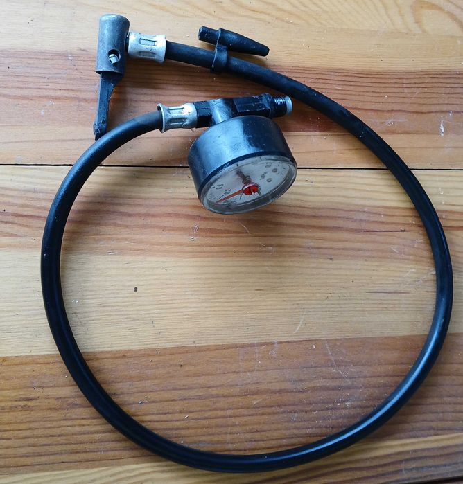 Wężyk z manometrem do pompki