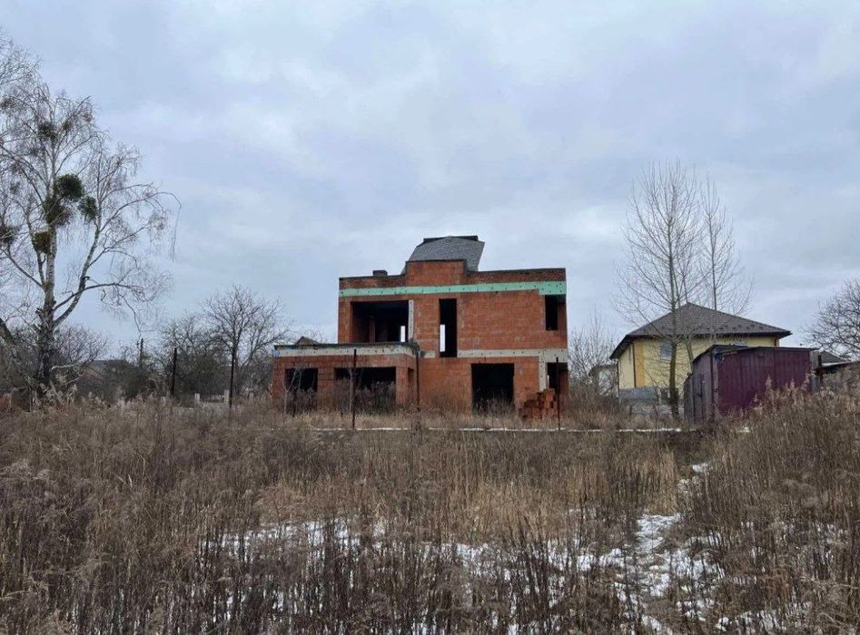 Будинок на великій ділянці у центрі села  з виходом на озеро.