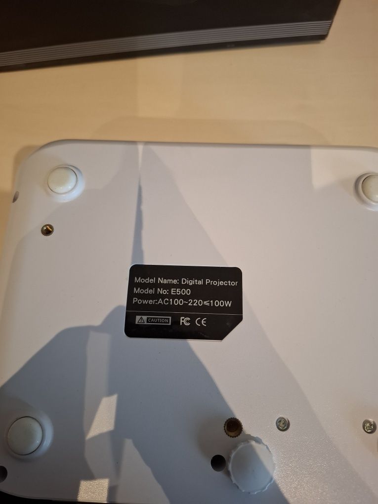 Projektor rzutnik LCD WiFi E500