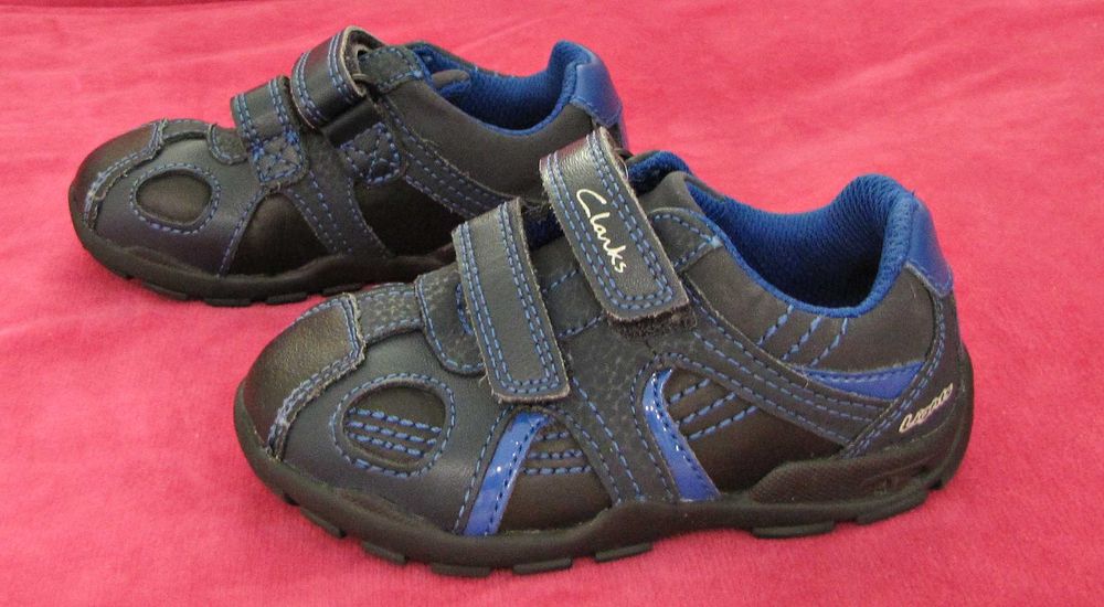 Clarks sportowe buty chłopięce skóra naturalna świecące 22