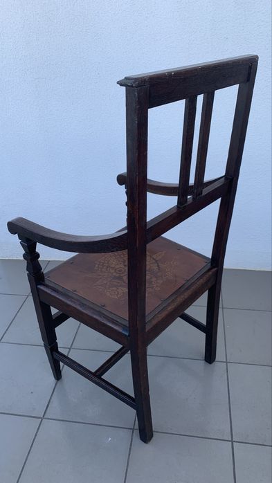 Cadeira antiga com braços