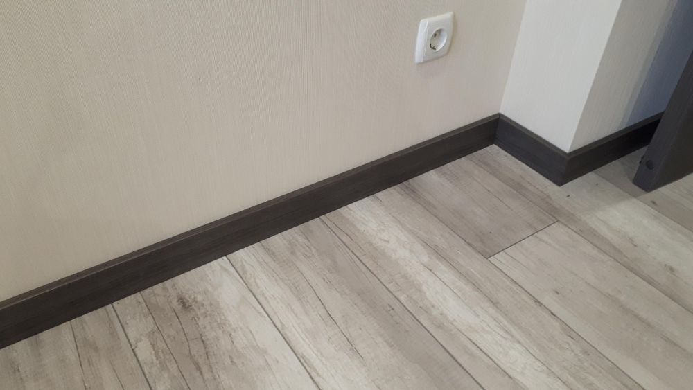 Професійний монтаж плінтуса, укладка дамінату , паркетноі дошки