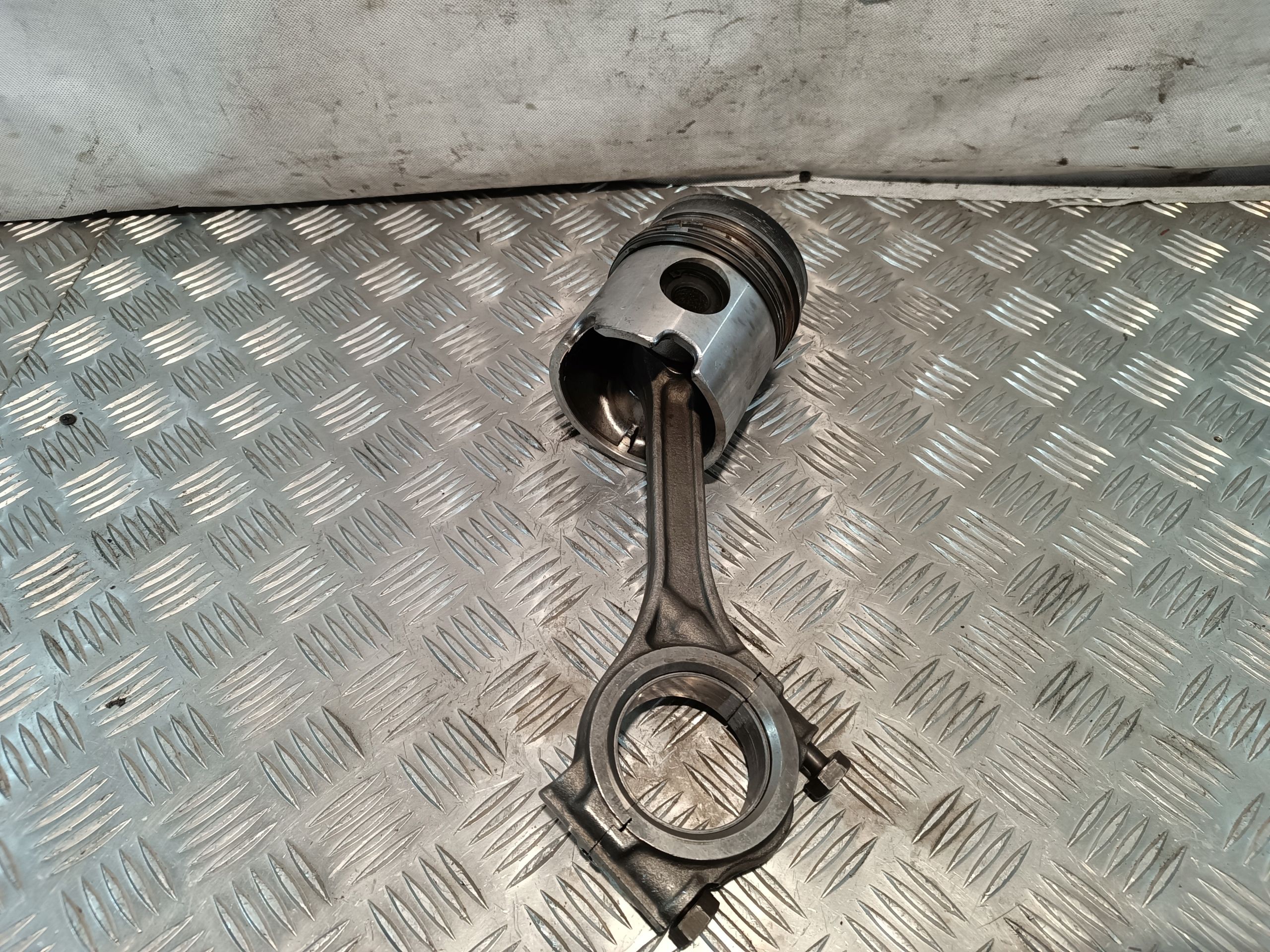 Tłok korbowód deutz fahr F4L912W