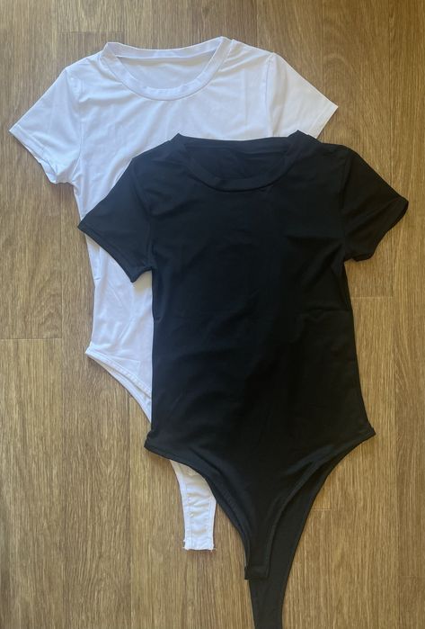 Футболки, обтягуючі боді в стилі Skims