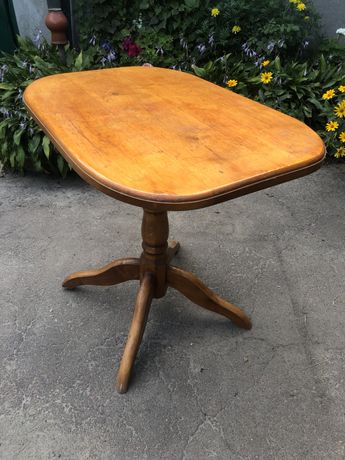 Обеденный стол из натурального дерева