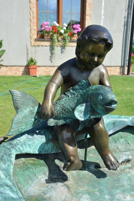 Fonte de bronze com crianças e peixes - em excelente estado