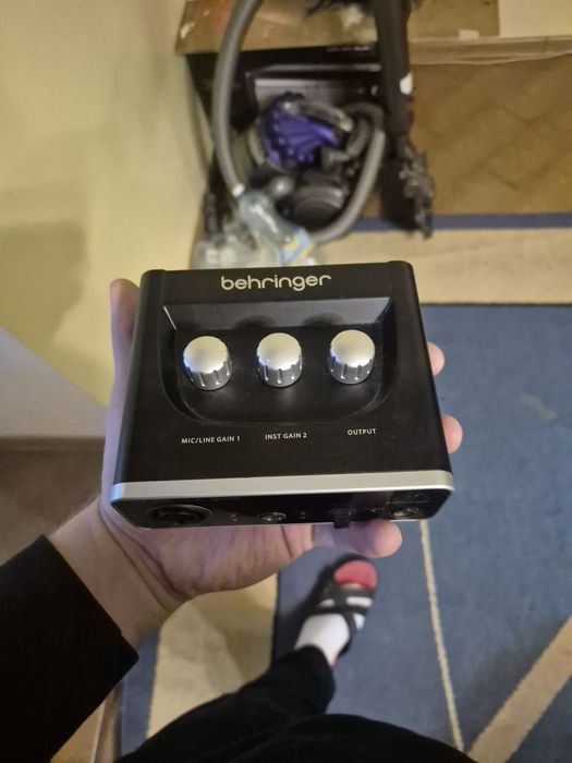 Behringer um2 звукова