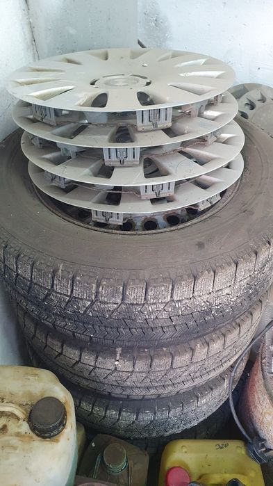 Bmw 320i зеленого кольору