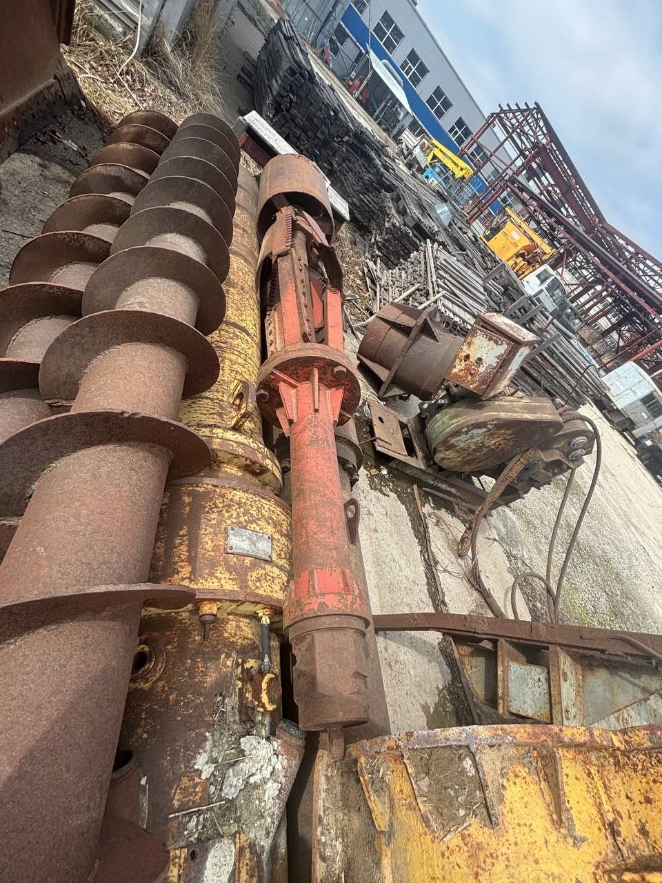 Продам буровой инструмент к СО-2 шнеки, мачты, дизель-молоты.