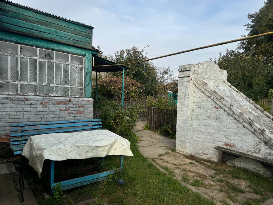 Будинок з великою ділянкою землі