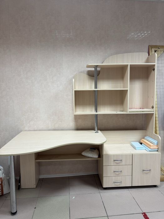 Стіл письмовий з поличками