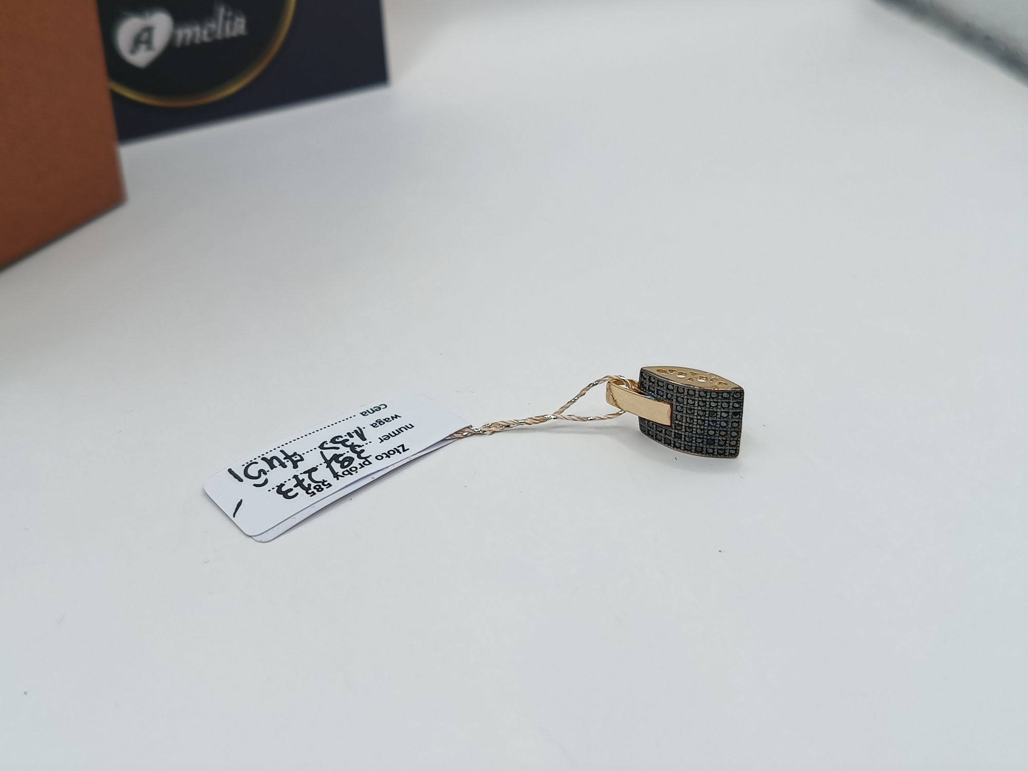 Piękna klasyczna czarna złota zawieszka żółte złoto pr 585
