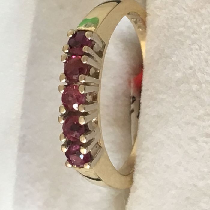 Złoty pierścionek z rubinami