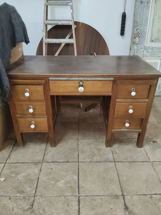 Mesa/Secretária vintage em madeira com gavetas – ótima oportunidade!
