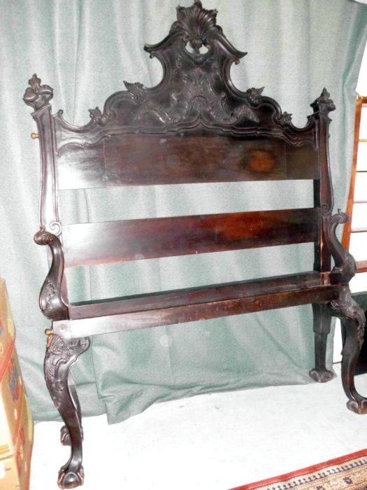 Antiga cama estilo "D João V" em madeira entalhada -Sec. XIX