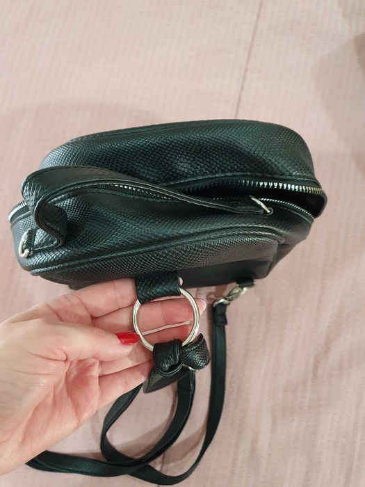 mochila pequena preta