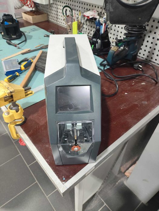 Продаж обладнання Schleuniger та Loepfe, яке не використовувалося.