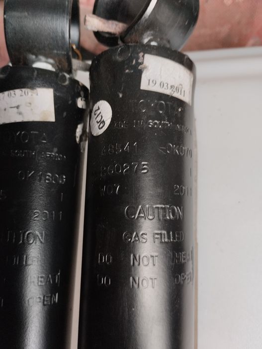 Toyota Hilux. Тойота Хайлюкс. Задні амортизатори.