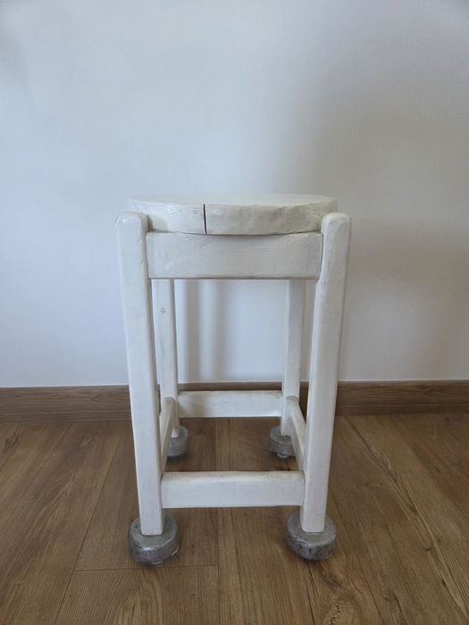Biały drewniany taboret stolik PRL loft