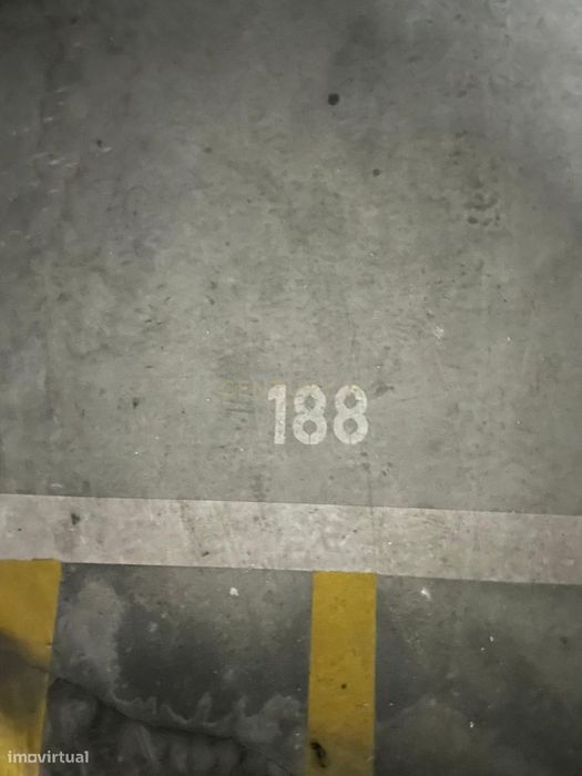 Estacionamento fechado e não coberto