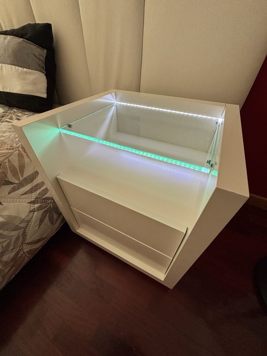 Cama de casal e mesinhas de cabeceira Antarte