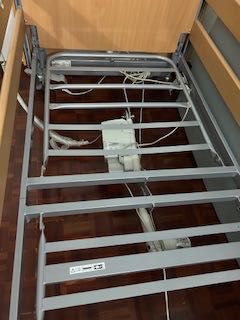 Cama articulada com colchão viscoelástico antiescaras