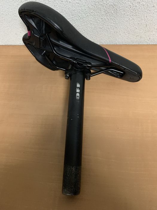 Banco VeAlen bastante confortável e almofadado, com espigão OnOff