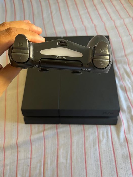 PlayStation 4 com comando e jogos